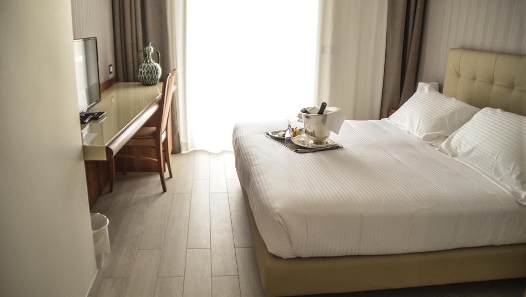 Double Room,402650013:JPEG